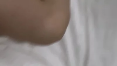 [原创]深圳高颜值夫妻3P老公亲自把美妻腿分开邀请单男插入