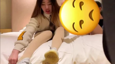 小骚货女上位技术挺不错的，把哥刺激的不要不要的，忍