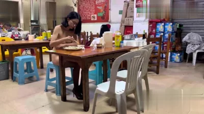 苍蝇馆里全裸吃饺子，给老板和老板娘都看懵逼了