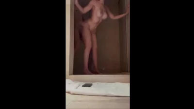 [原创]浴室大战巨乳少妇，趁着老公上班的时间来约我湿身性爱被操得不要不要的